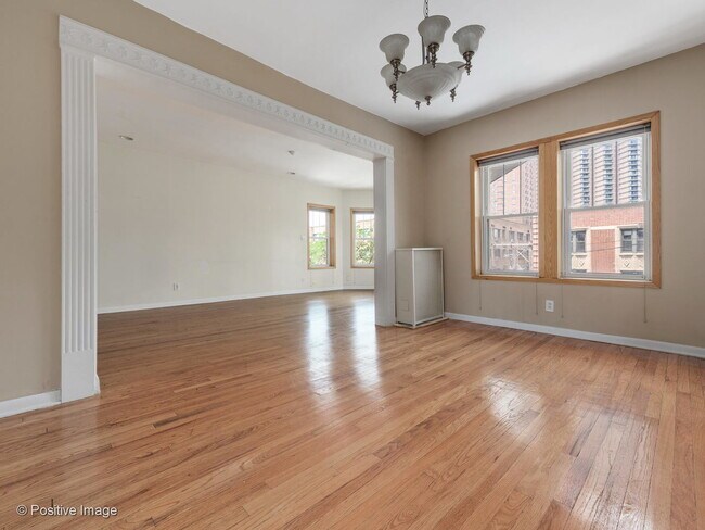 Building Photo - 531 W Addison St