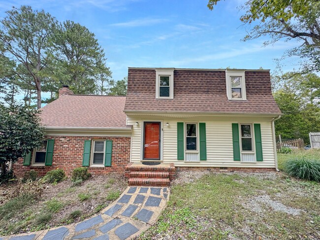 Building Photo - Charming Dutch Colonial Just Minutes from ...