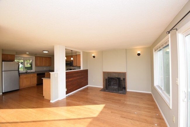 Building Photo - Beautiful Duplex with Amazing Views
