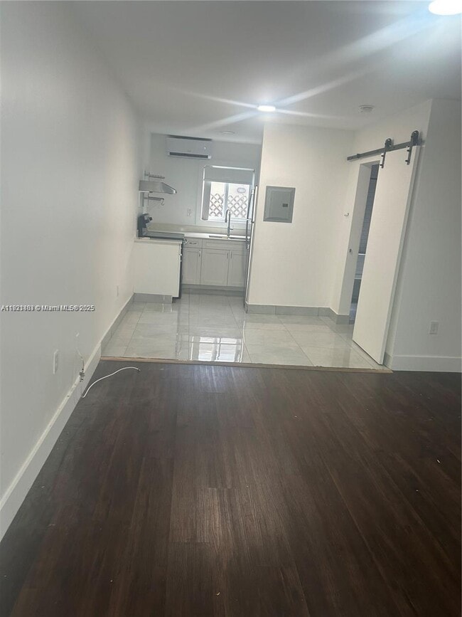 Foto del edificio - 8260 Byron Ave