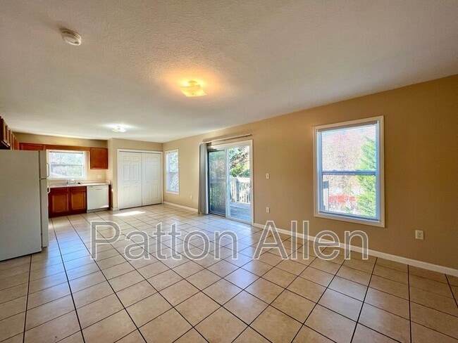 Building Photo - 8 Zell Ln