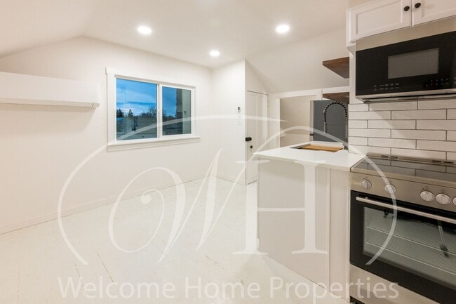 Building Photo - 310 SE 6th St