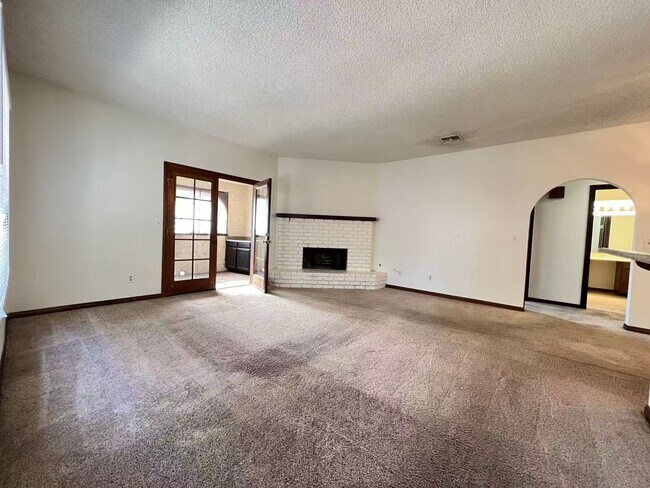 Building Photo - Bright & Spacious Rental in Great Area – No Pets