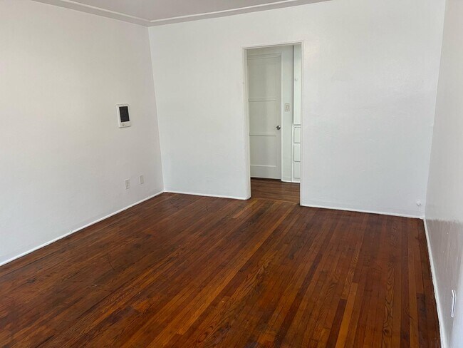 Foto del edificio - 2155 Logan Ave