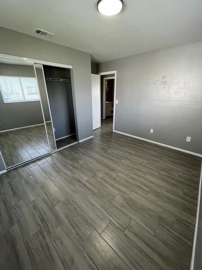 Foto del edificio - ** COMPLETELY REMODELD UNFURNISHED 2/1 DUP...