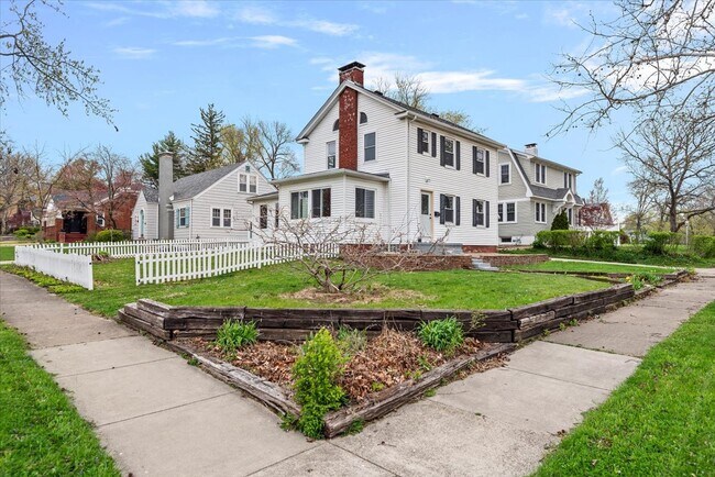 Foto del edificio - 1980 W Forest Ave