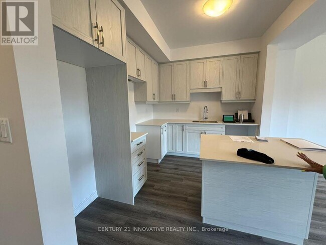 Building Photo - 448-448 Blackburn Dr