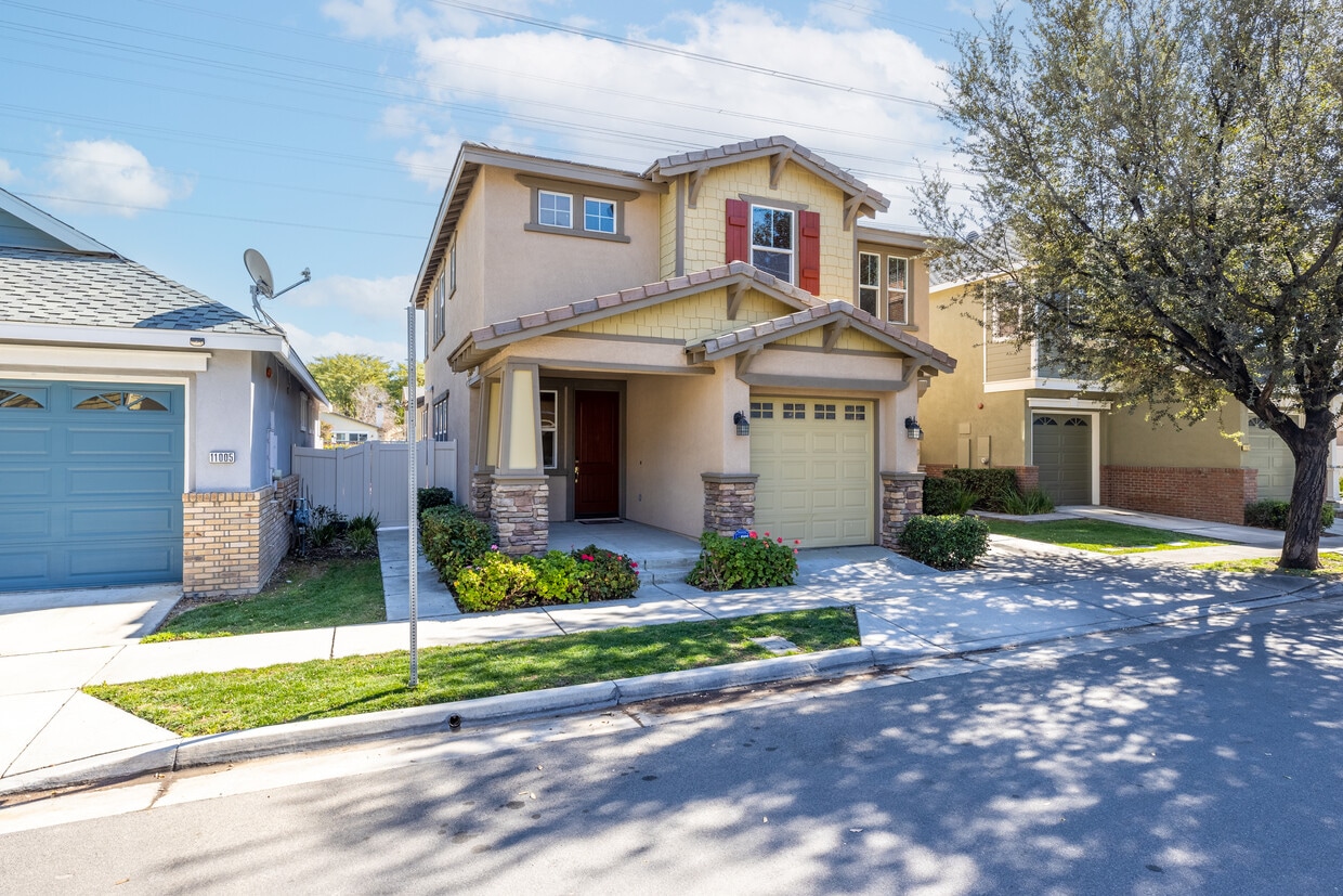 Casa de 4 dormitorios/3 dormitorios completos, ¡totalmente amueblada! - 11013 Ragsdale Rd