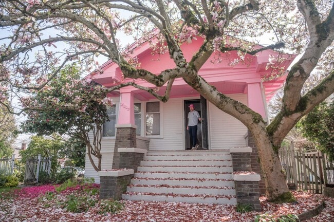 Building Photo - Beacon Hill - "Pretty in Pink" 2 Bedroom /...