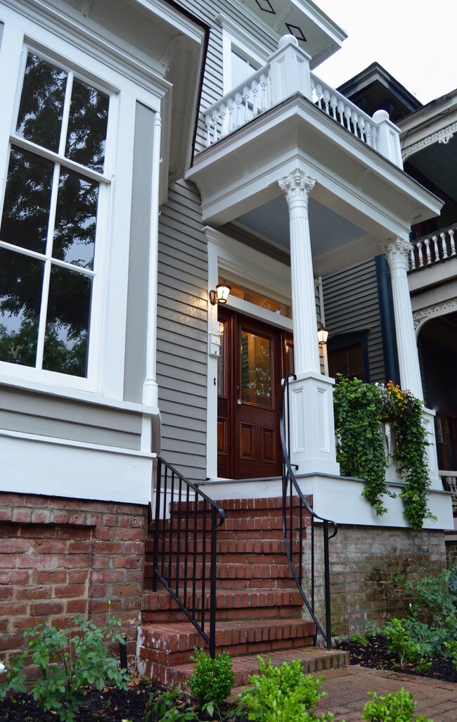 Building Photo - 207 W Waldburg St