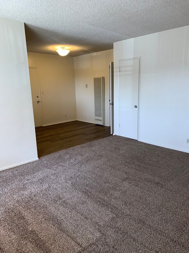 Living room/Dining room - 919 Cota Ave