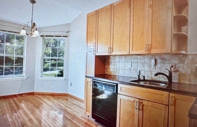Building Photo - 1601 Vroom Dr