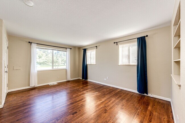 Photo - 2365 Quebec St House