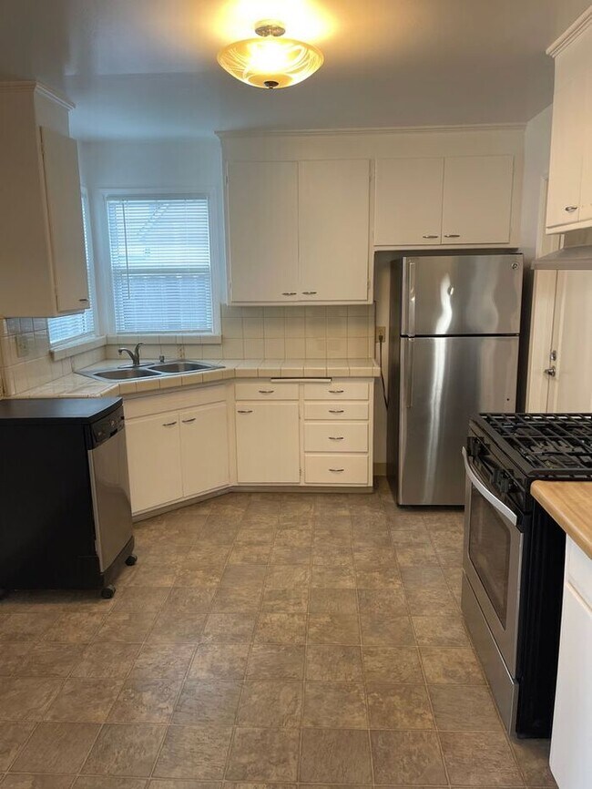 Building Photo - 3 bedroom 1 bath SFH with BONUS room!