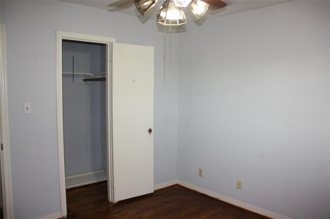 Foto del edificio - 5700 Spring Cypress Rd