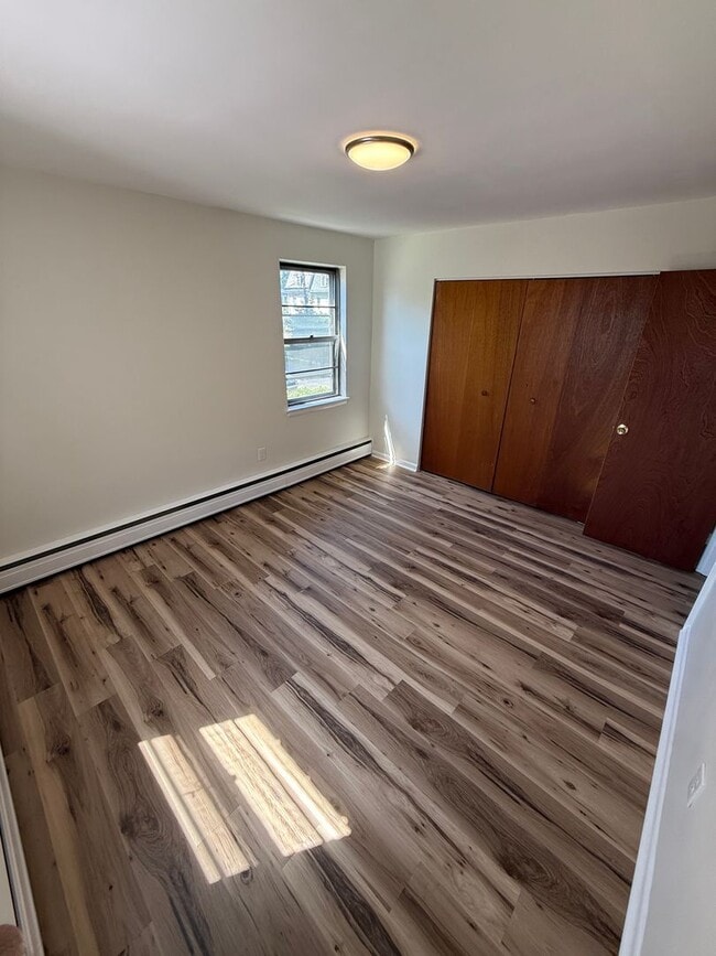 Building Photo - 324 Levick St