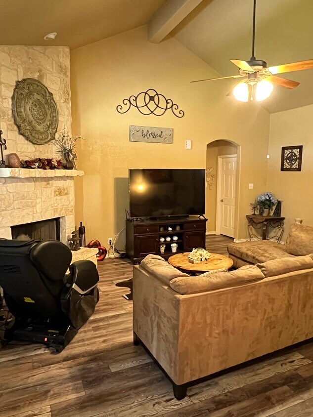 105 Abrego Circle Dr, Floresville, TX 78114 House Rental in