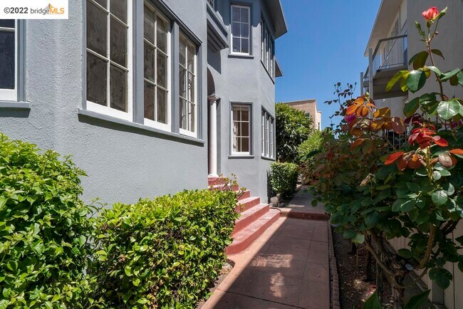 Building Photo - 828 Warfield Ave