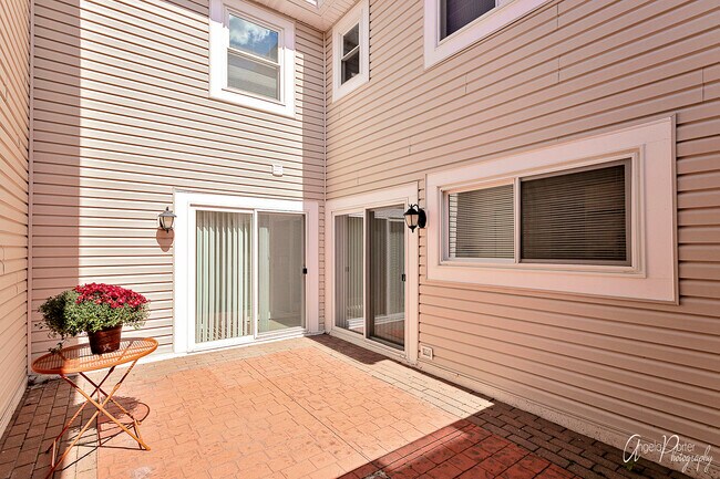 Building Photo - 685 Le Parc Cir