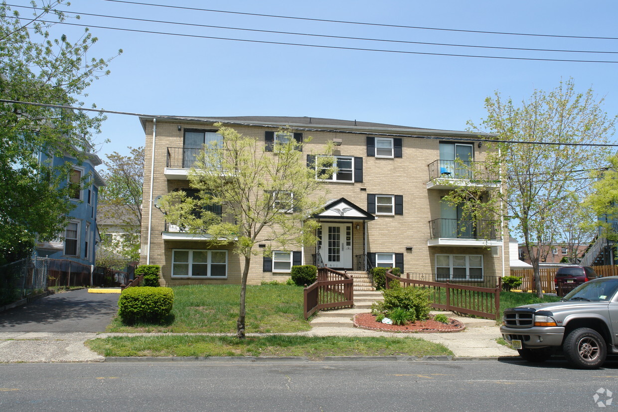 Foto principal - 611 Asbury Ave