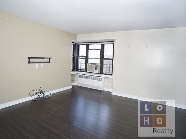 Building Photo - 387 Grand St