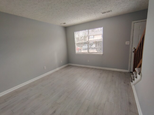 Foto del edificio - 15 Ferguson Dr