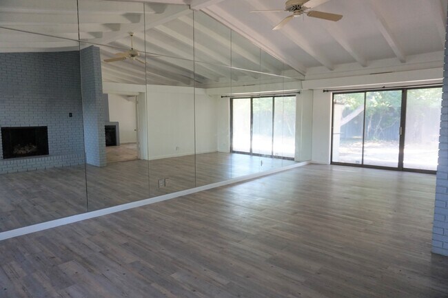 Foto del edificio - 2408 Hampstead Ln