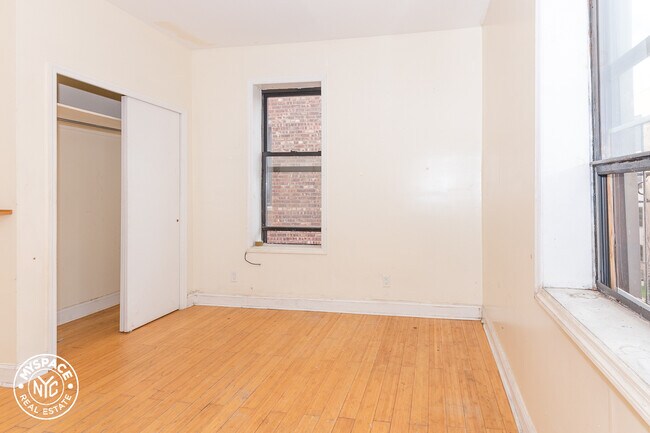 Building Photo - 2025 Regent Pl