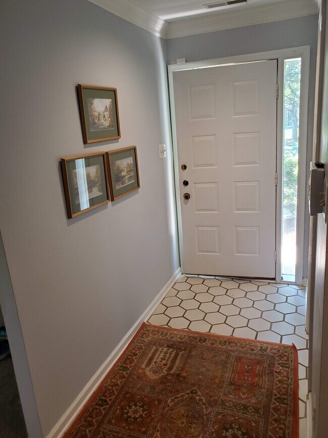 Foyer - 1644 Hunters Ct
