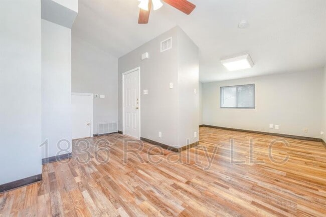 Building Photo - 102 E 52nd St