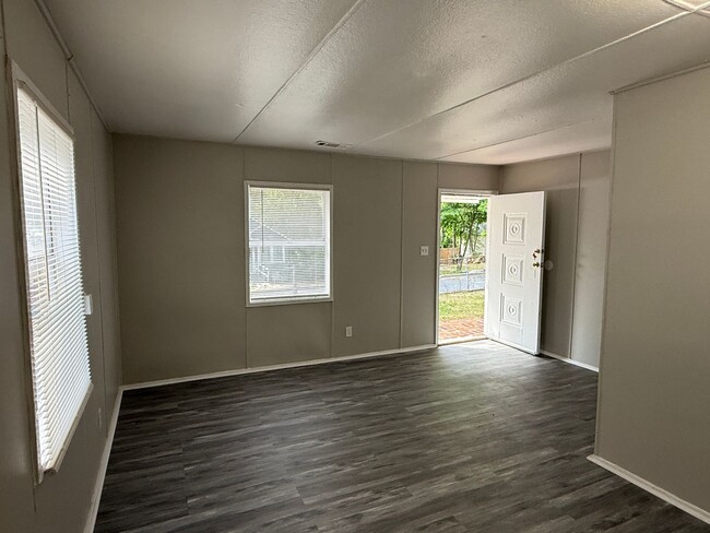 Building Photo - **AVAILABLE NOW**2 bedroom / 1 bathroom Ho...