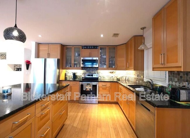 Foto del edificio - 5811 Canterbury Dr