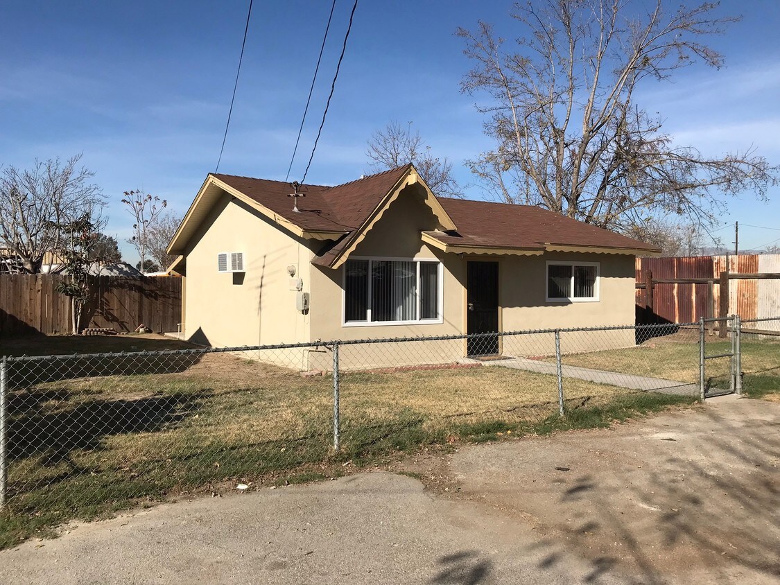 Primary Photo - 3828 E Grand Ave