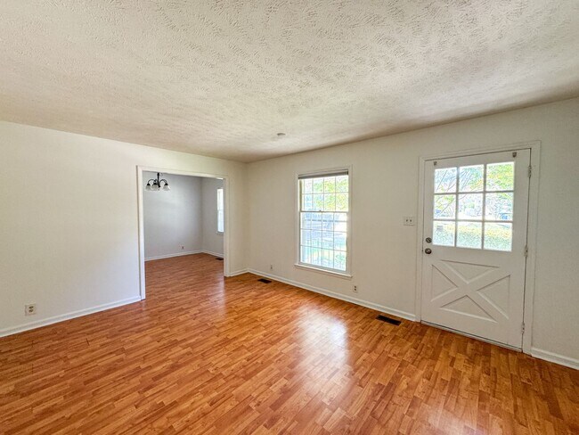 Building Photo - 3 Bed 2 Bath College Lakes Home with Fence...