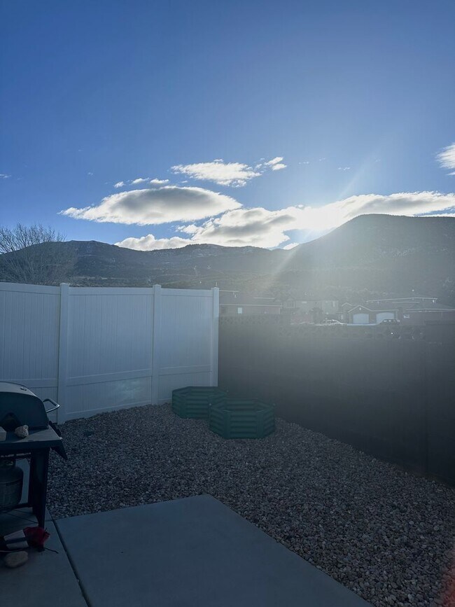 Foto del edificio - Three Bedroom Available