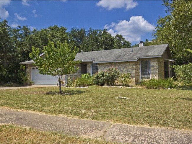 Building Photo - 3 bedroom Home - Large fenced yard - Shade...