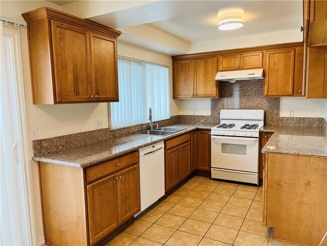 Foto del edificio - 6122 Warner Ave