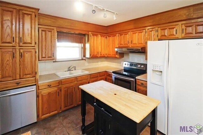 Building Photo - Three Bedroom Home With A Large Bonus Room
