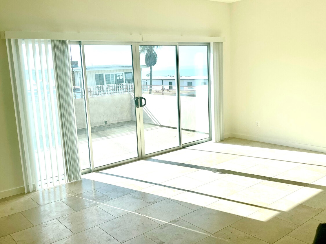 Living Room - 2201 Highland Ave