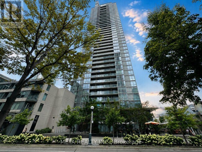 Building Photo - 15 Fort York Blvd