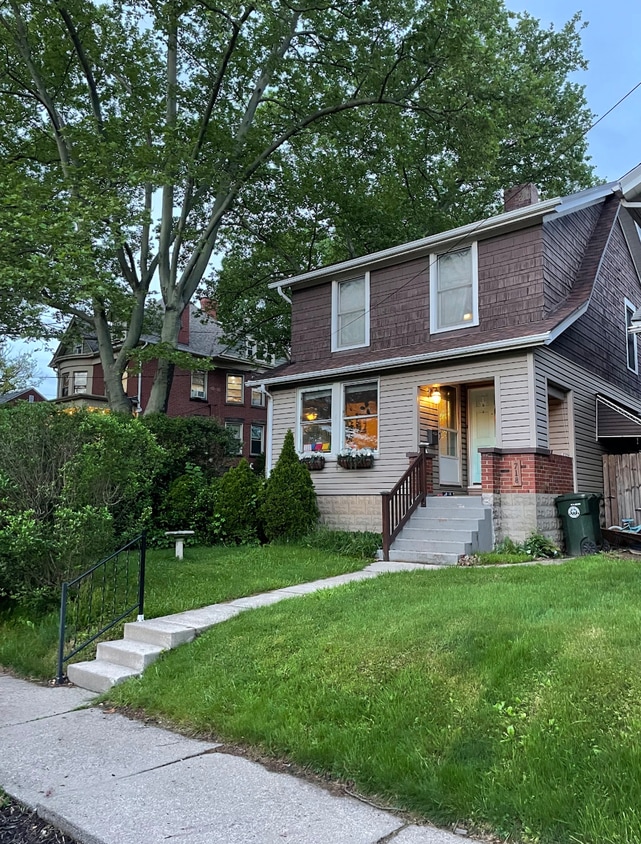 Private front entrance with covered porch - 718 Allegheny River Blvd
