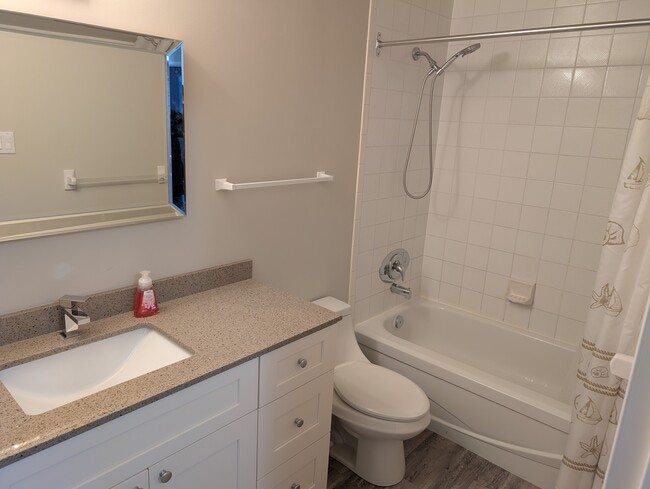 Building Photo - 5 Valleyside Dr