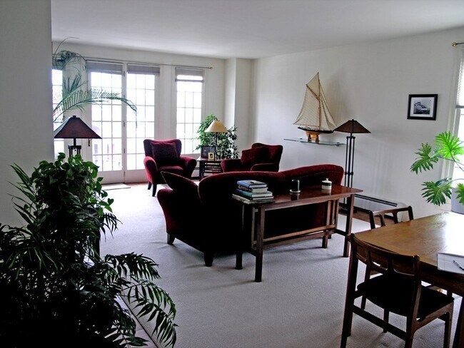 Building Photo - 200 Shearwater Ct W