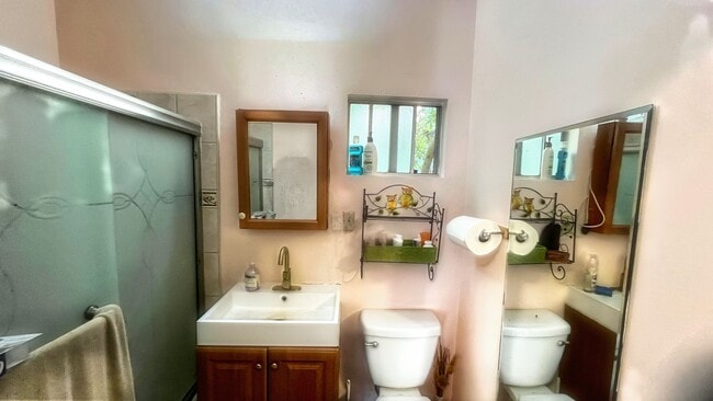 Building Photo - 1837 N Berendo St