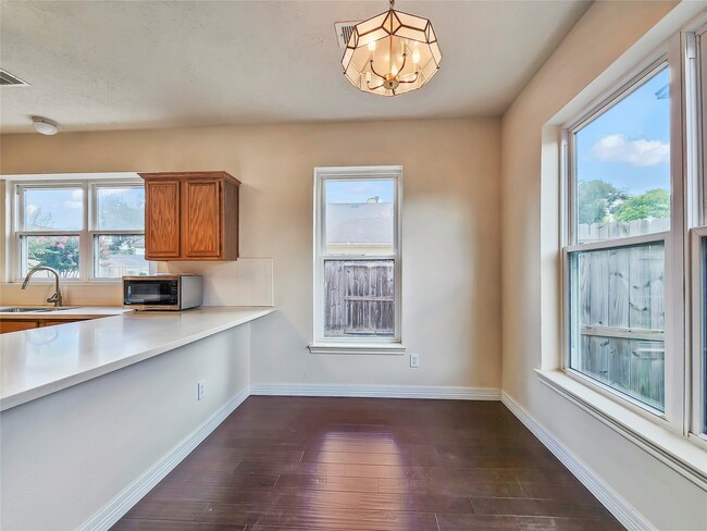 Foto del edificio - 9343 Starfire Ln