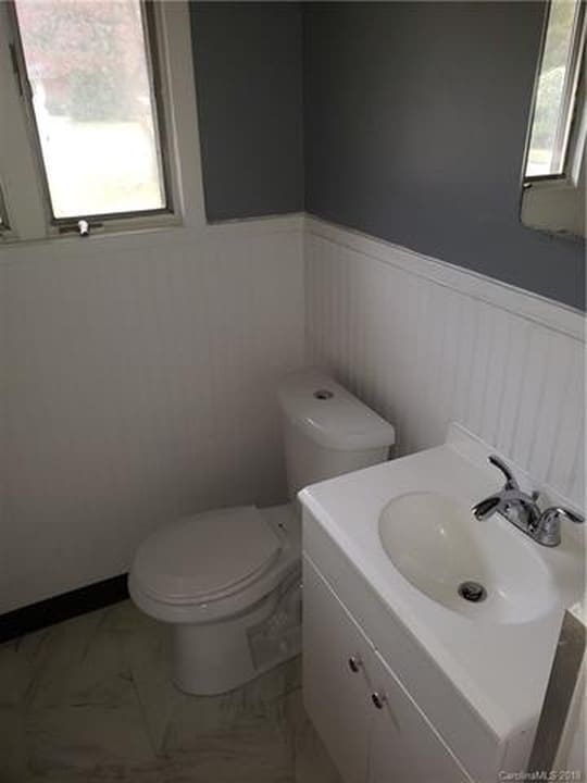 Bathroom - 2708 Lasalle St