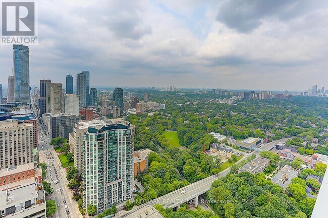 Photo du bâtiment - 395-4395 Bloor St E
