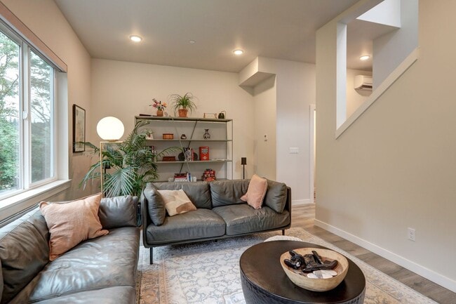 Building Photo - Beautiful and Spacious 4bd/4ba Townhome Av...