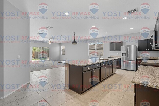 Foto del edificio - Bright Open Floor Plan with Low-Maintenanc...