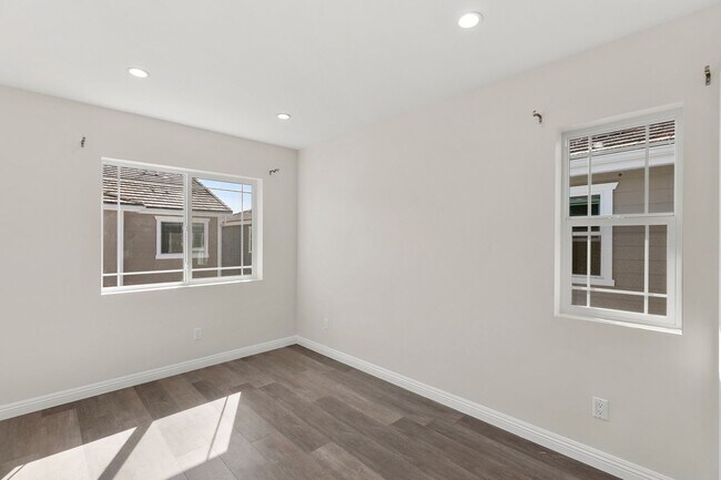 Foto del edificio - 3 Bedroom & 2.5 Bathroom Townhome with 2 Car Garage & Laundry